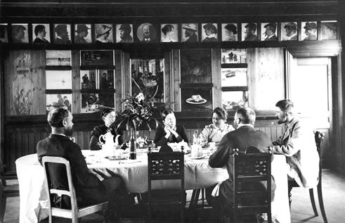 Brøndum’s dining room with (left to right) Degn Brøndum (brother of Anna Ancher), Hulda Brøndum (sister of Anna Ancher), Anna Ancher, Marie Krøyer, P.S. Krøyer, and Michael Ancher, ca. 1890s; Image courtesy of Skagens Museum