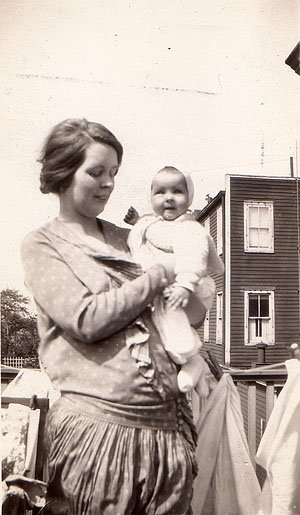 Alice Neel holding her daughter Santillana (1927)